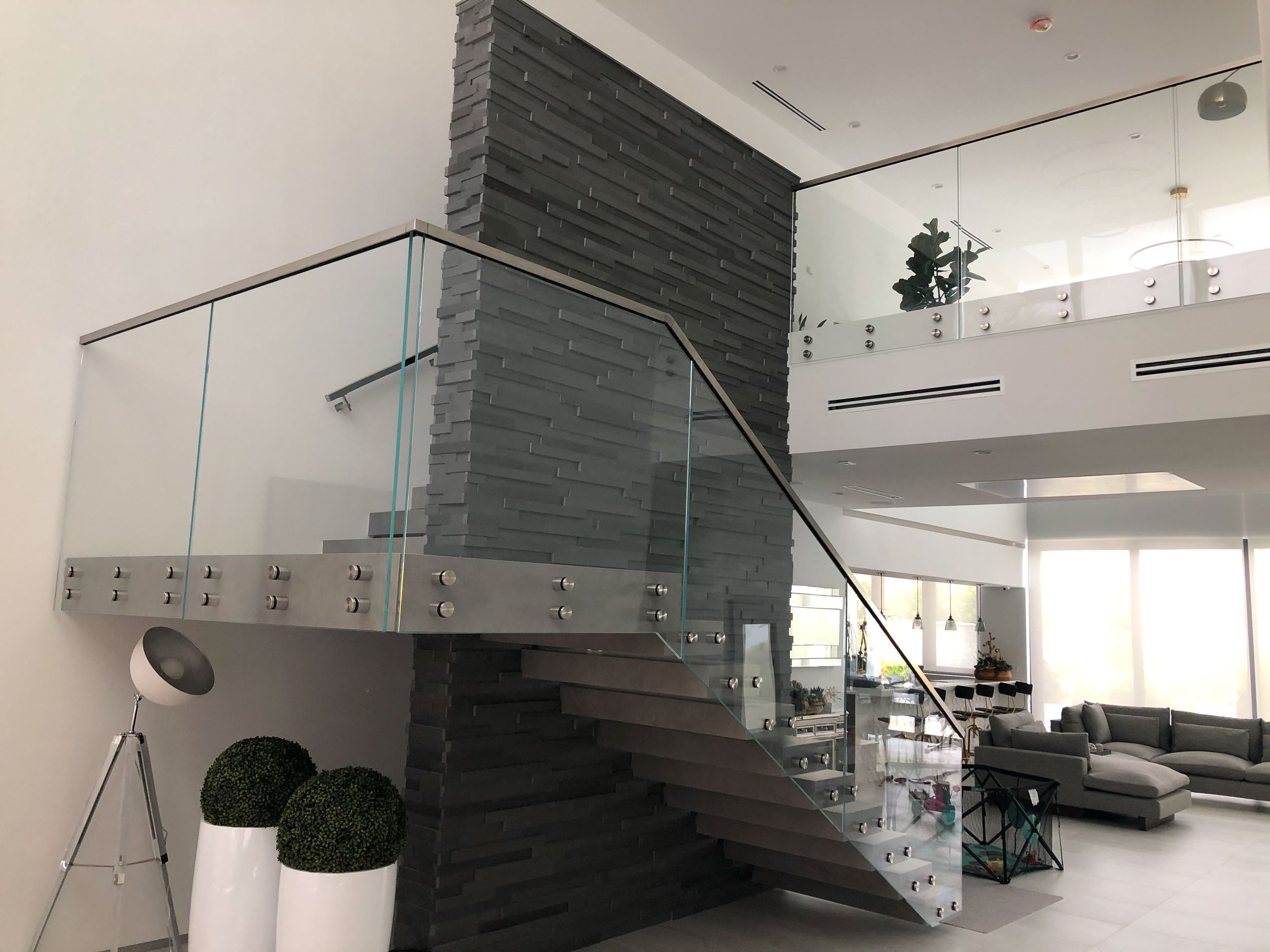 Barandal y estructura de vidrio